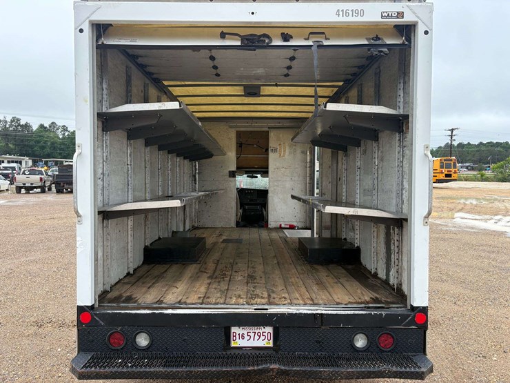 2018-chevrolet-express-3500-image-28