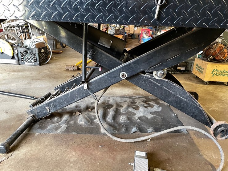 #1813-•-direct-lift-motorcycle/atv-air-actuated-lift-table-image-11