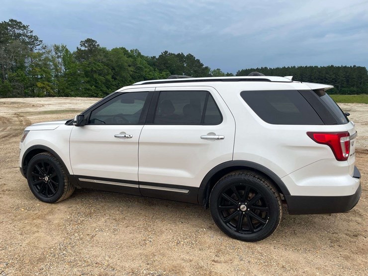 2017-ford-explorer-limited-image-2