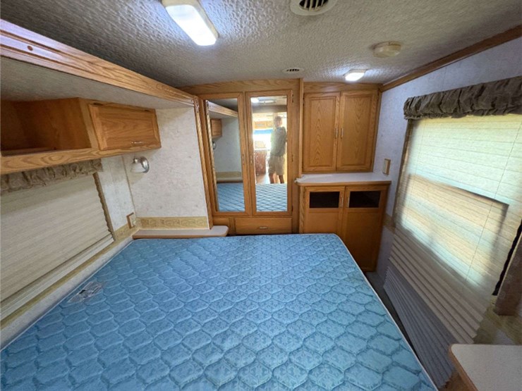 2003-winnebago-"brave"-motor-home-(12,893-miles-showing)-image-30