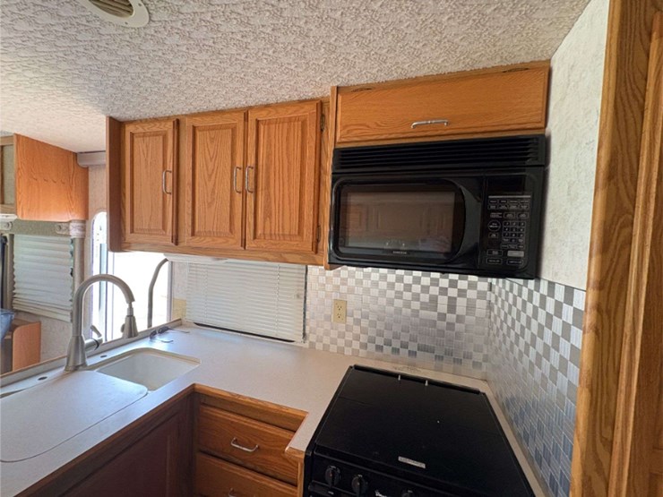 2003-winnebago-"brave"-motor-home-(12,893-miles-showing)-image-24