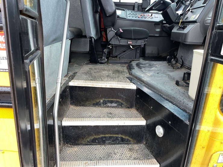 2012-freightliner-b2-image-9