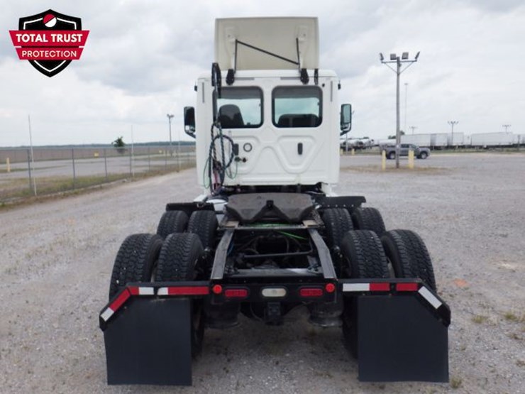 2019-freightliner-cascadia-126-image-9