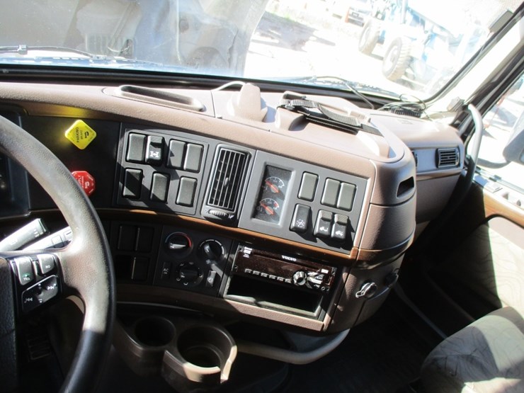 2015-volvo-10-image-9
