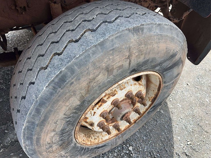2006-freightliner-m2-106-image-12