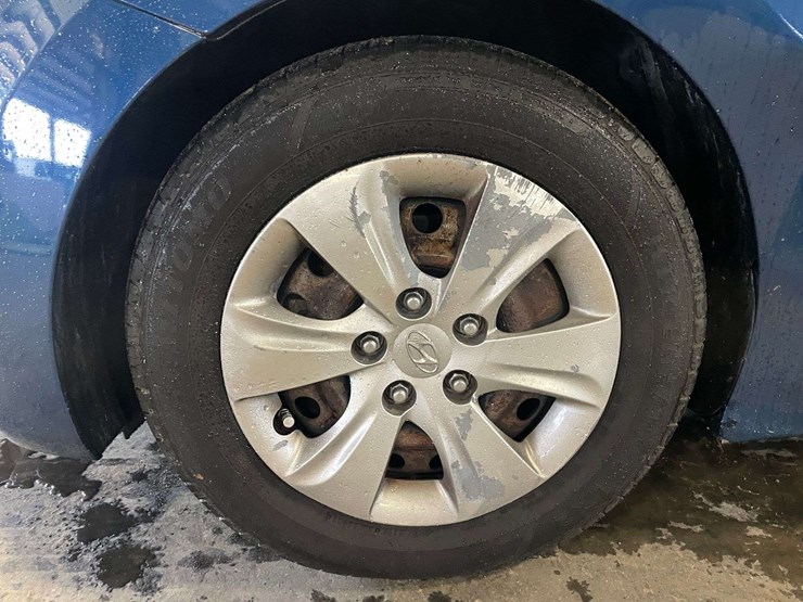 2016-hyundai-elantra-4-door-sedan-(99,032-miles)-wrecked-image-17