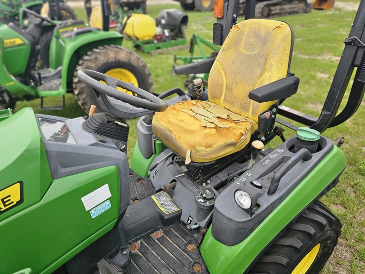2018-john-deere-1025r-image-11