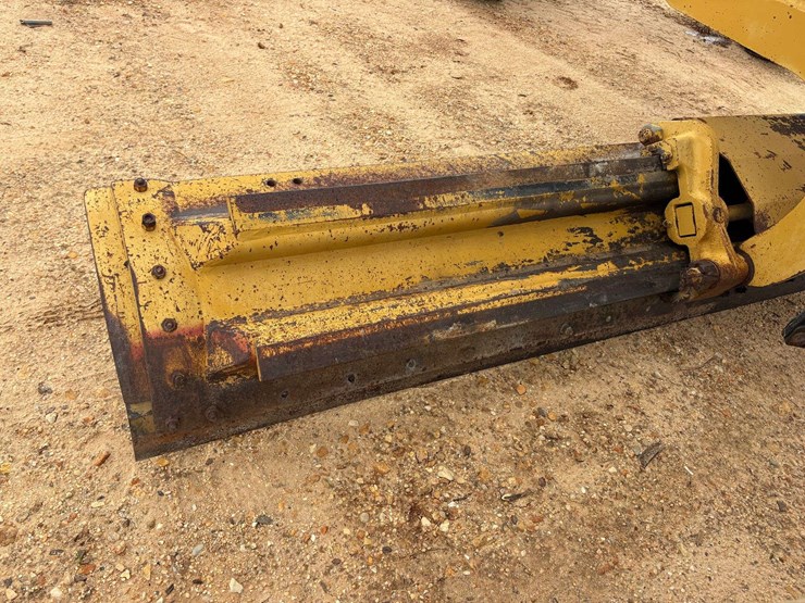 caterpillar-120-image-37