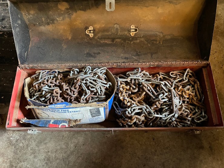 #1864-•-metal-toolbox-and-tire-chains-image-2