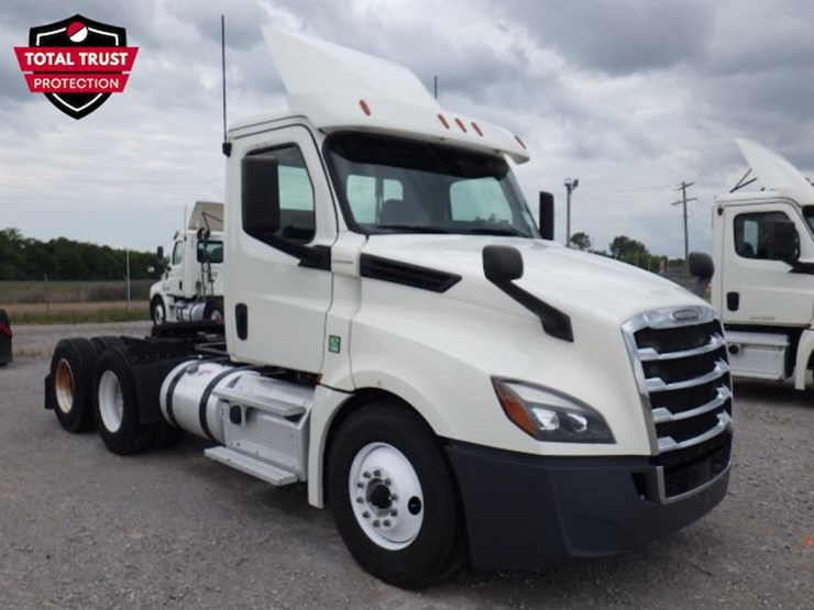 2019-freightliner-cascadia-126-image-3