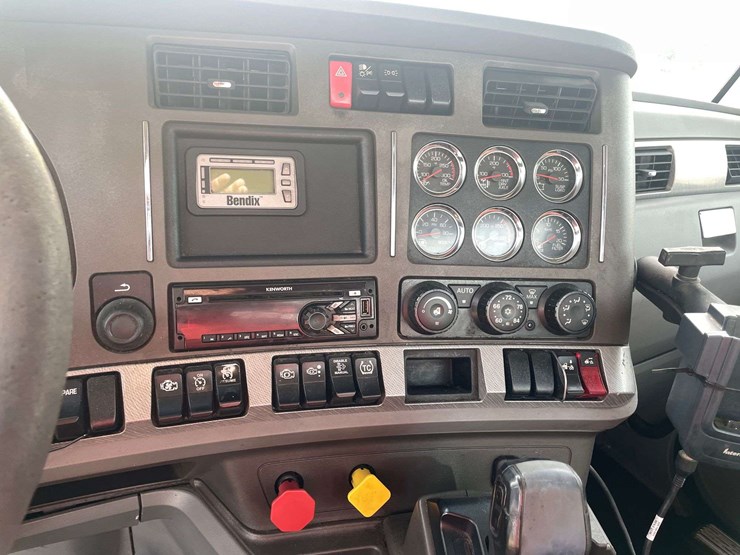 2017-kenworth-t680-image-13