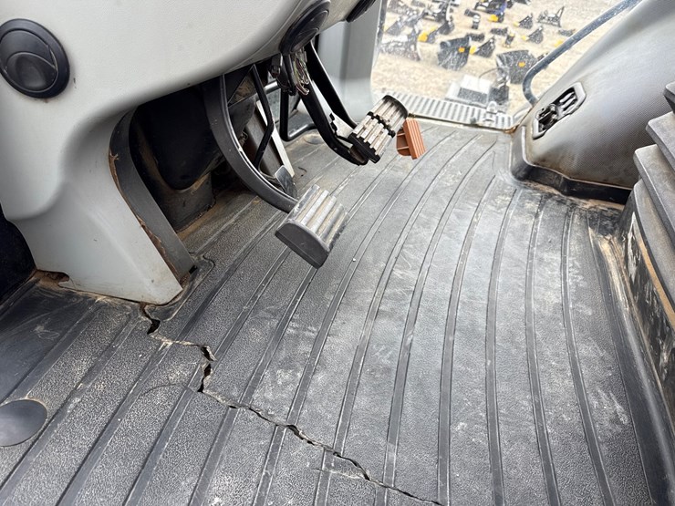 2015-new-holland-t8.410-image-42
