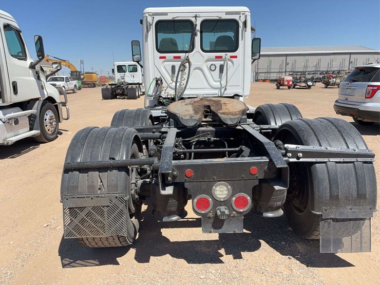 2019-freightliner-cascadia-113-image-14