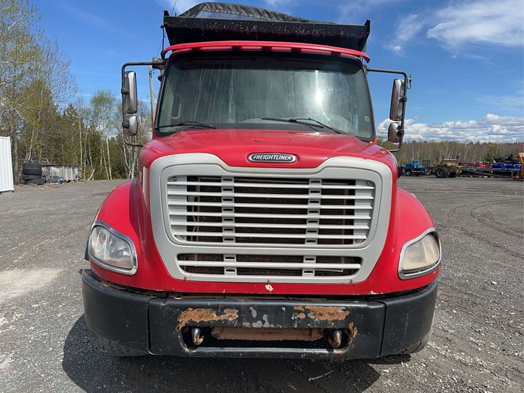 2006-freightliner-m2-106-image-2