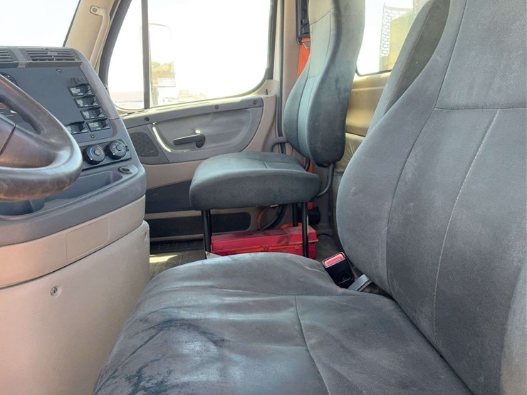 2010-freightliner-cascadia-113-image-21