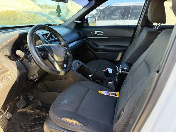2017-ford-explorer-image-30