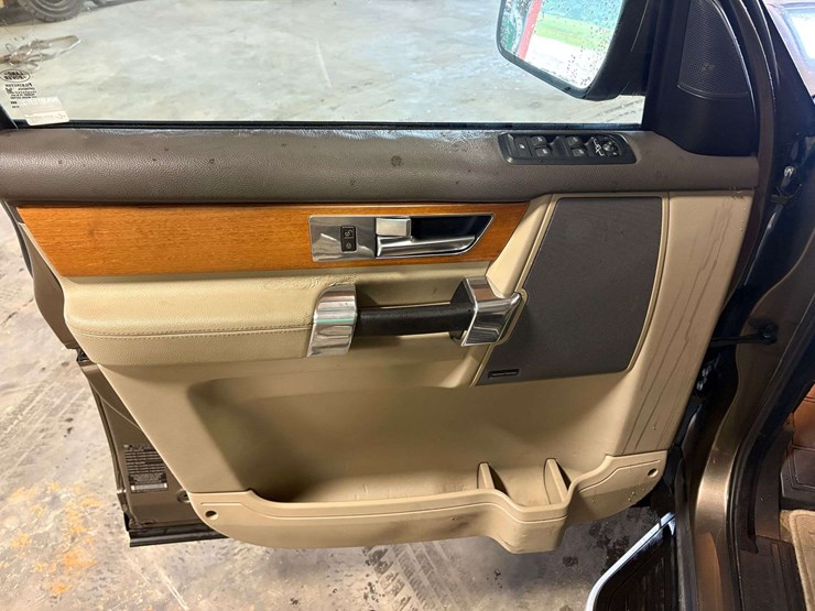 2013-land-rover-lr4-image-11