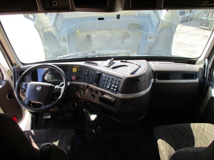 2015-volvo-10-image-12