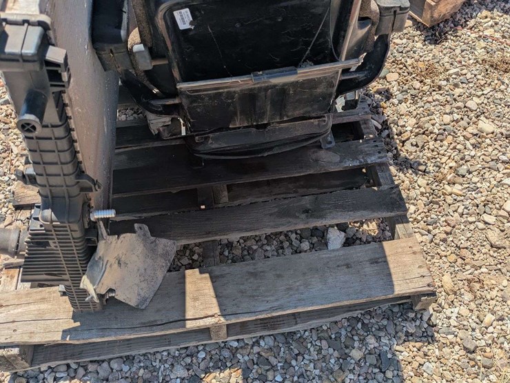 1997-cat-suspension-seat-&-2-radiators-image-3