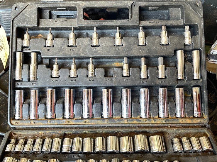 #1838-•-stanley-110-piece-mechanic's-tool-set-image-5