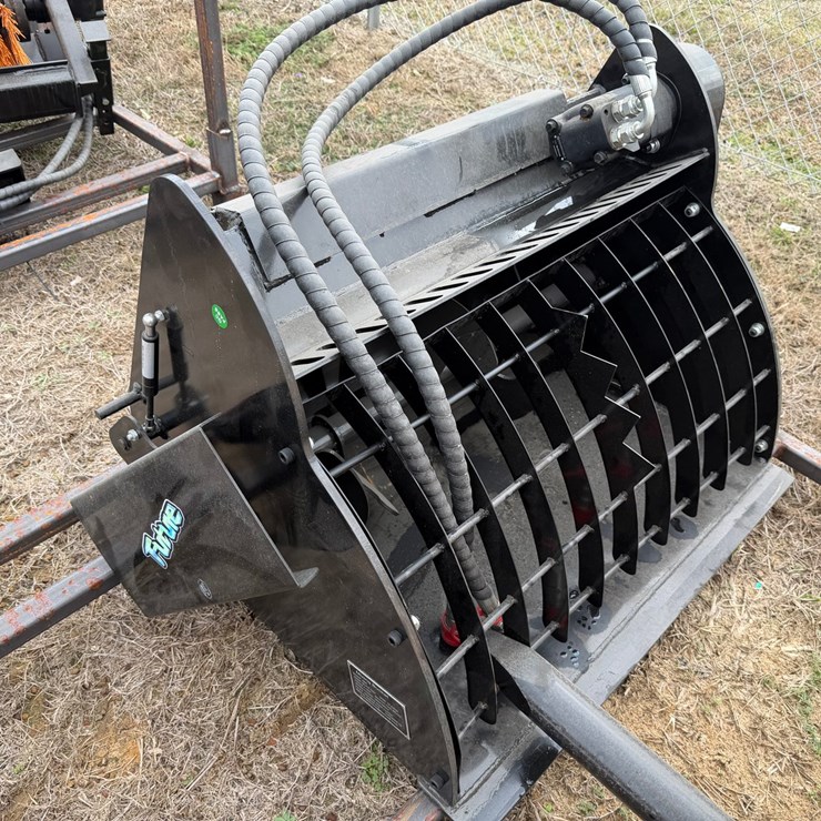 #564 • Mini Skid Steer Mixing Bucket