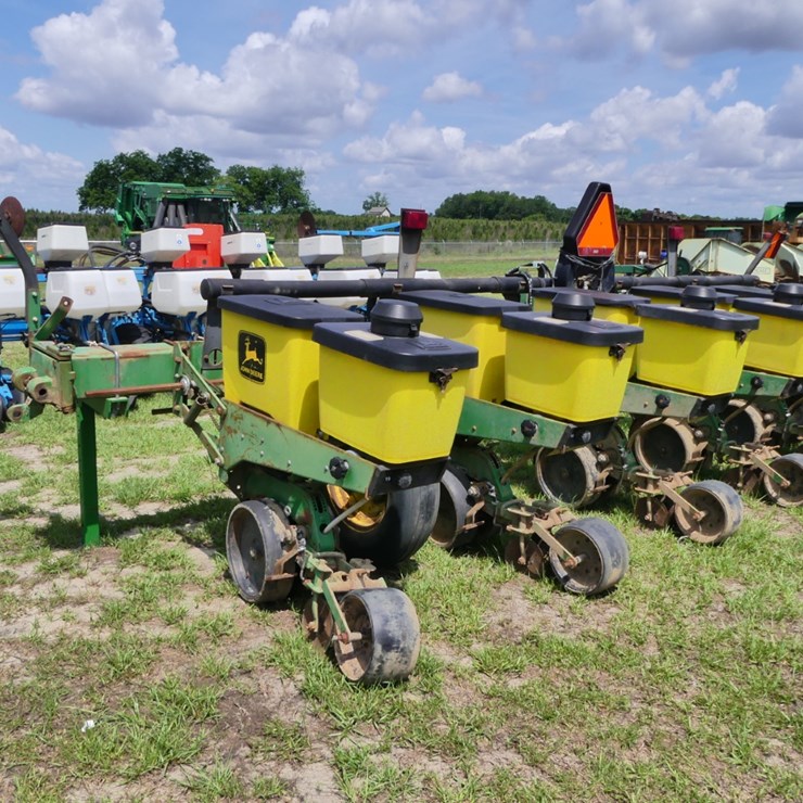 JOHN DEERE 1700
