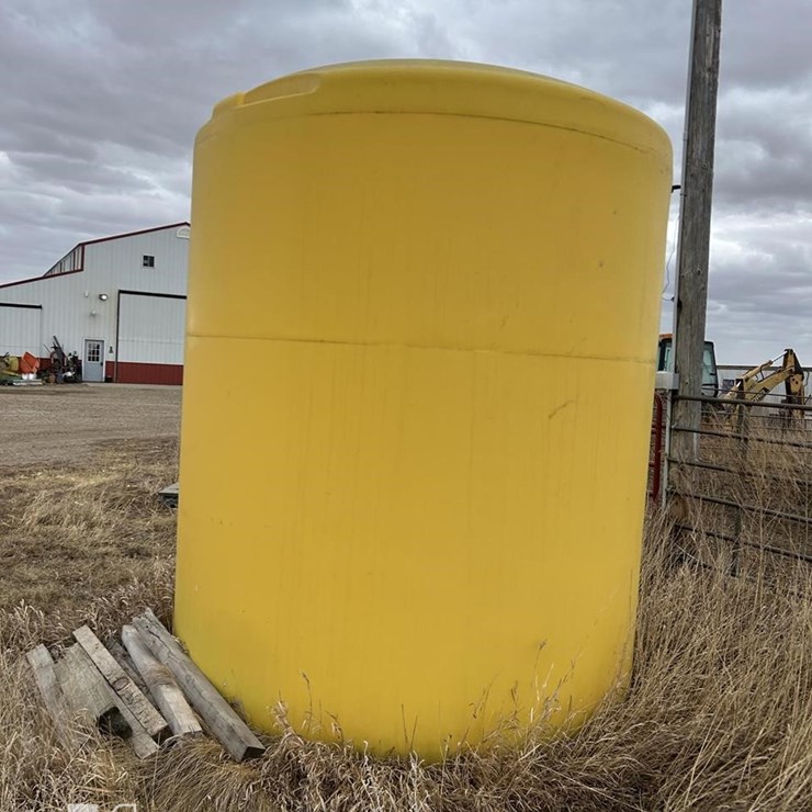 3,000 GALLON YELLOW TANKS