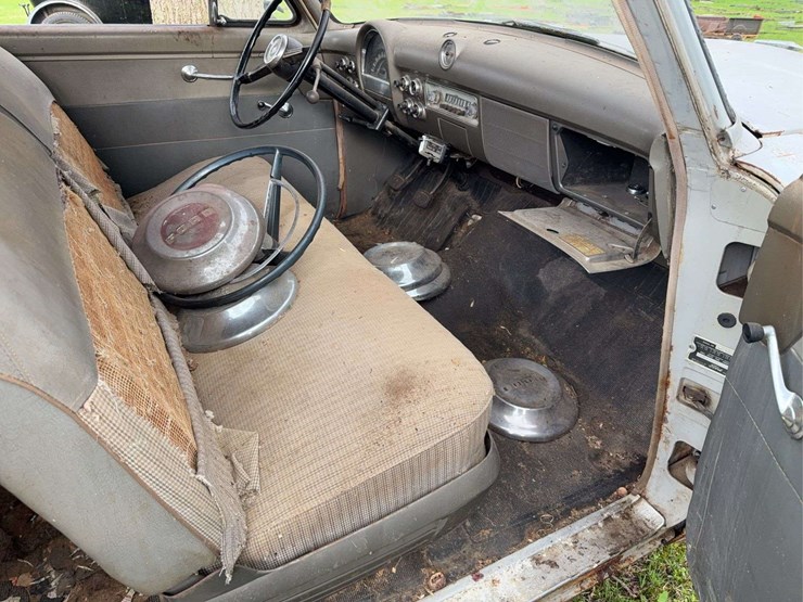 1952-ford-mainline-2-door-sedan-image-12