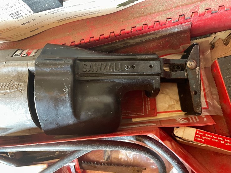 #1837-•-milwaukee-heavy-duty-sawzall-image-11