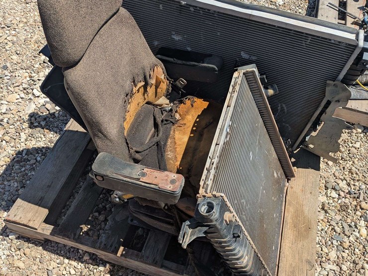 1997-cat-suspension-seat-&-2-radiators-image-1