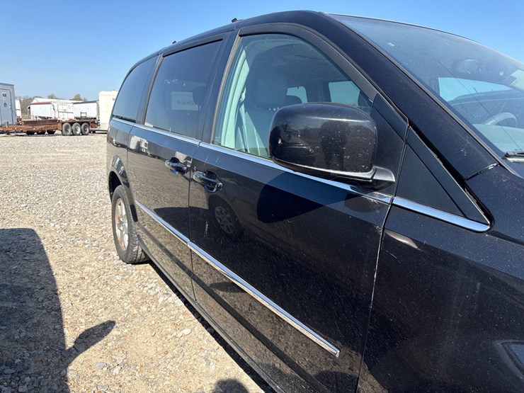 2009-chrysler-town-&-country-image-9