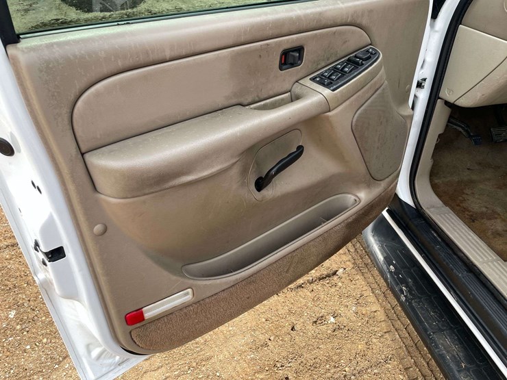 2005-chevrolet-tahoe-image-9