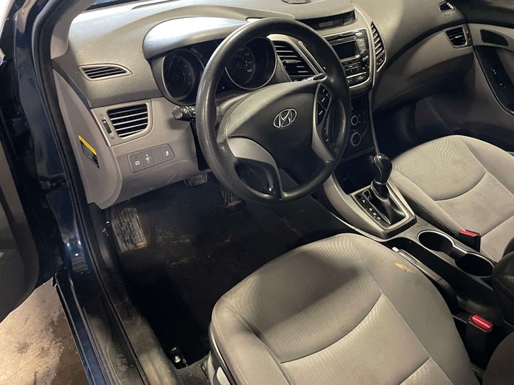2016-hyundai-elantra-4-door-sedan-(99,032-miles)-wrecked-image-11