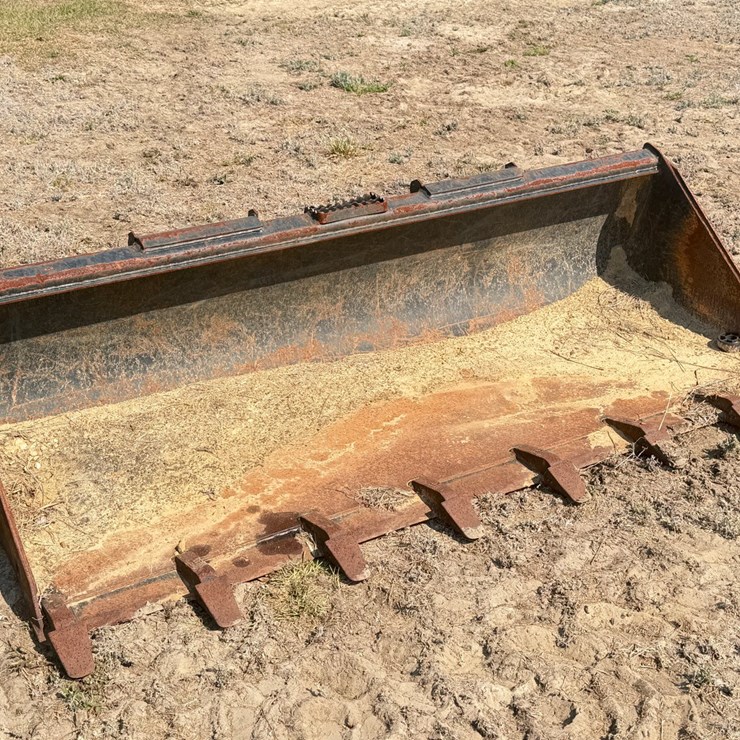 #557 • John Deere T84 - 7’ Skid Steer Bucket