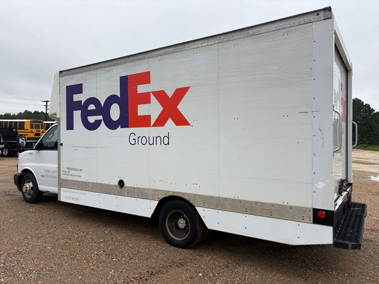 2018-chevrolet-express-3500-image-2