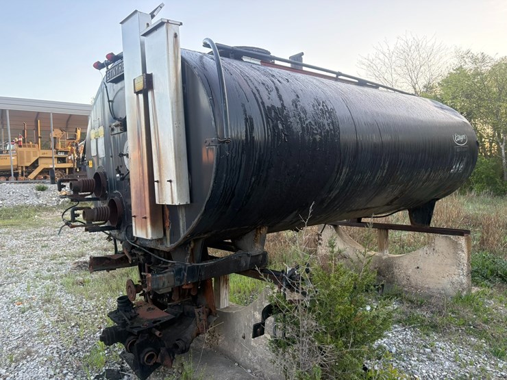 #23971-•-etnyre-17'-asphalt-tanker-image-1