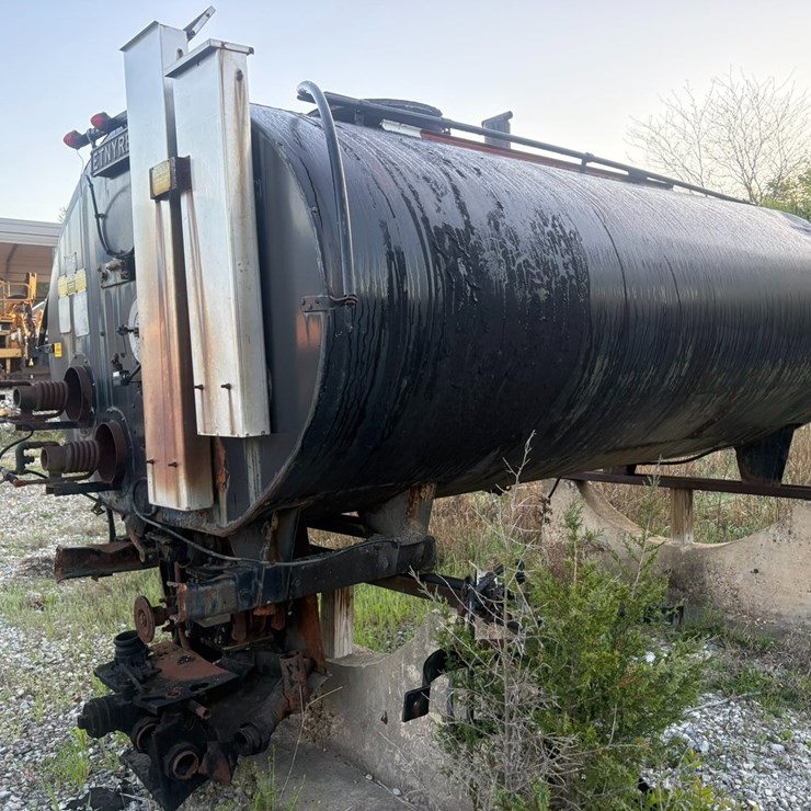 #23971 • Etnyre 17' Asphalt Tanker