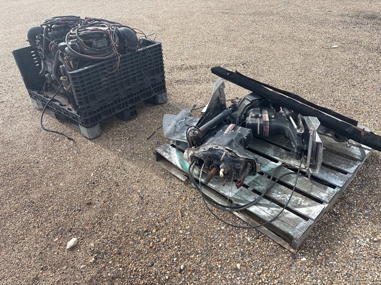 #36276-•-pallet-with-2-mercruiser-outboard-motor-ends-and-2-mercruiser-gas-engine-image-6