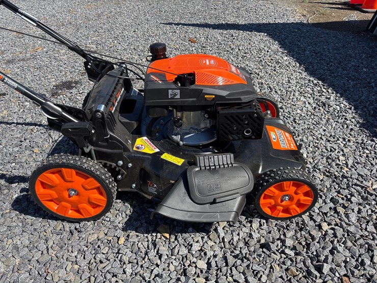 #552-•-22-inch-steel-deck-six-speed-3-1-yard-max-push-mower-image-3