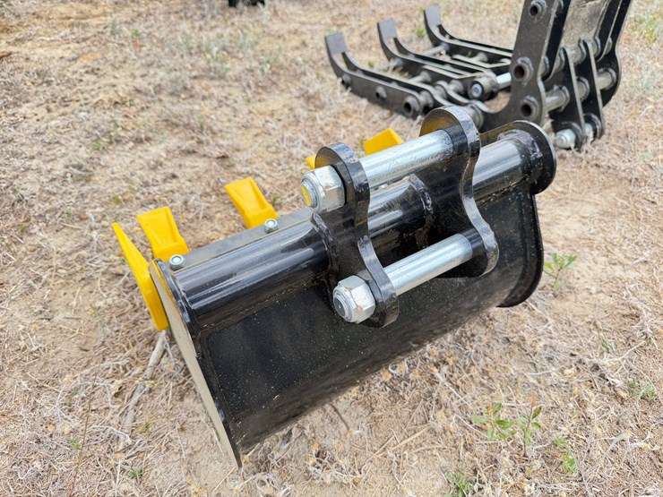 #603-•-toothed-bucket-for-mini-excavator-image-3