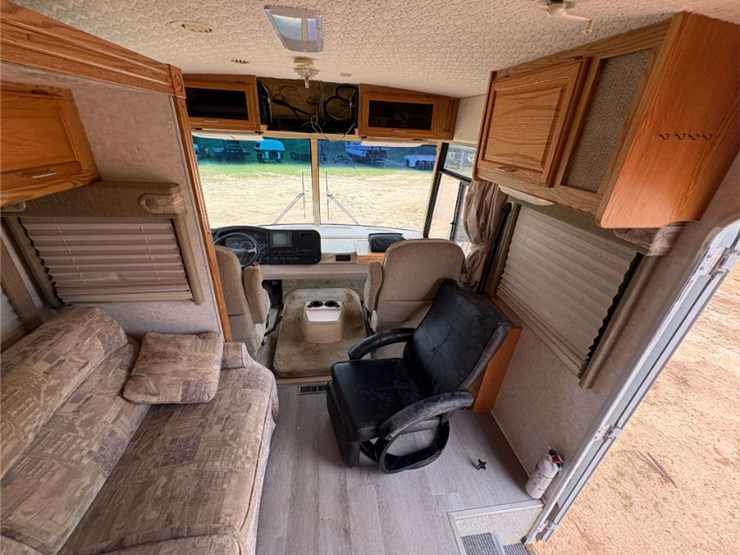 2003-winnebago-"brave"-motor-home-(12,893-miles-showing)-image-20