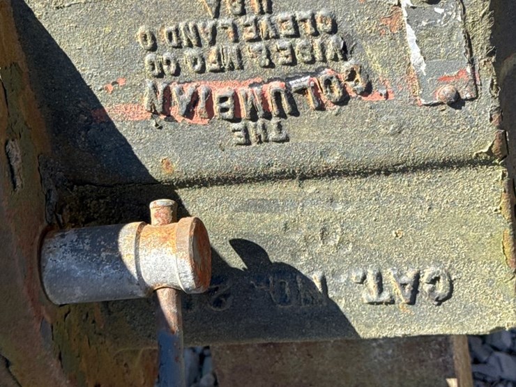 #1020-•-large-old,-heavy-duty,-vice-and-stand.-image-5