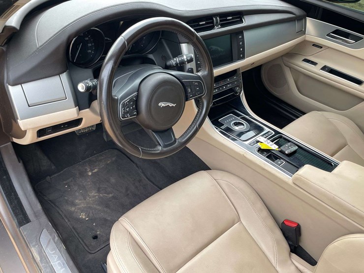 2017-jaguar-xf-4-door-sedan-(87,398-miles)-image-11