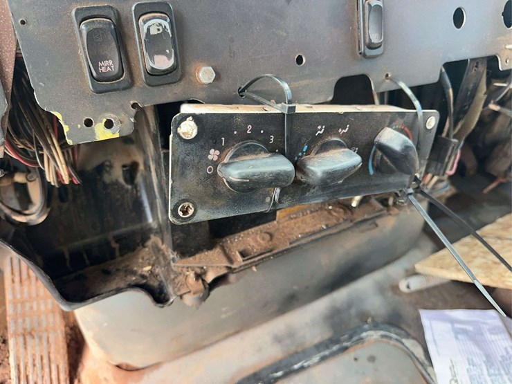 2006-freightliner-m2-106-image-24