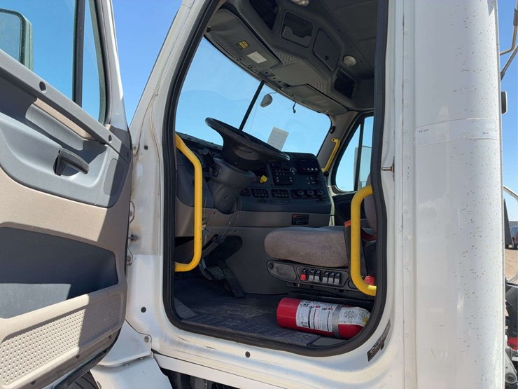 2019-freightliner-cascadia-113-image-24