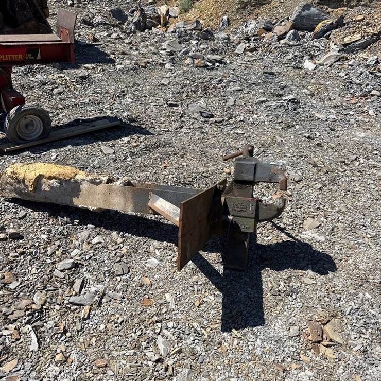 #1020 • Large old, heavy duty, vice and stand.