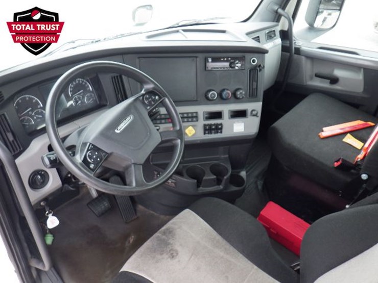 2019-freightliner-cascadia-126-image-15