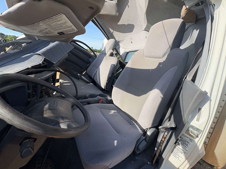 2021-isuzu-npr-image-12