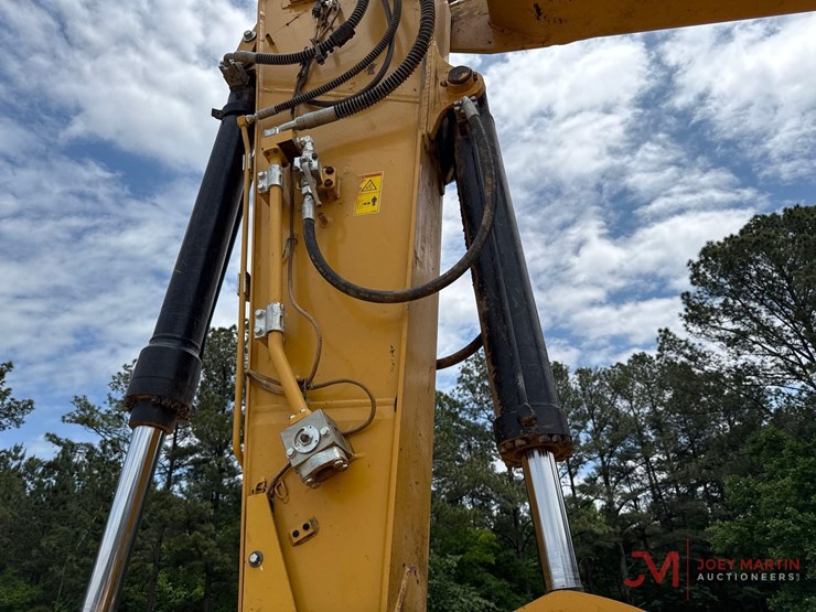 2021-caterpillar-325-image-23