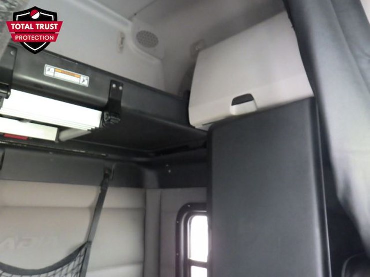2021-freightliner-cascadia-126-image-7